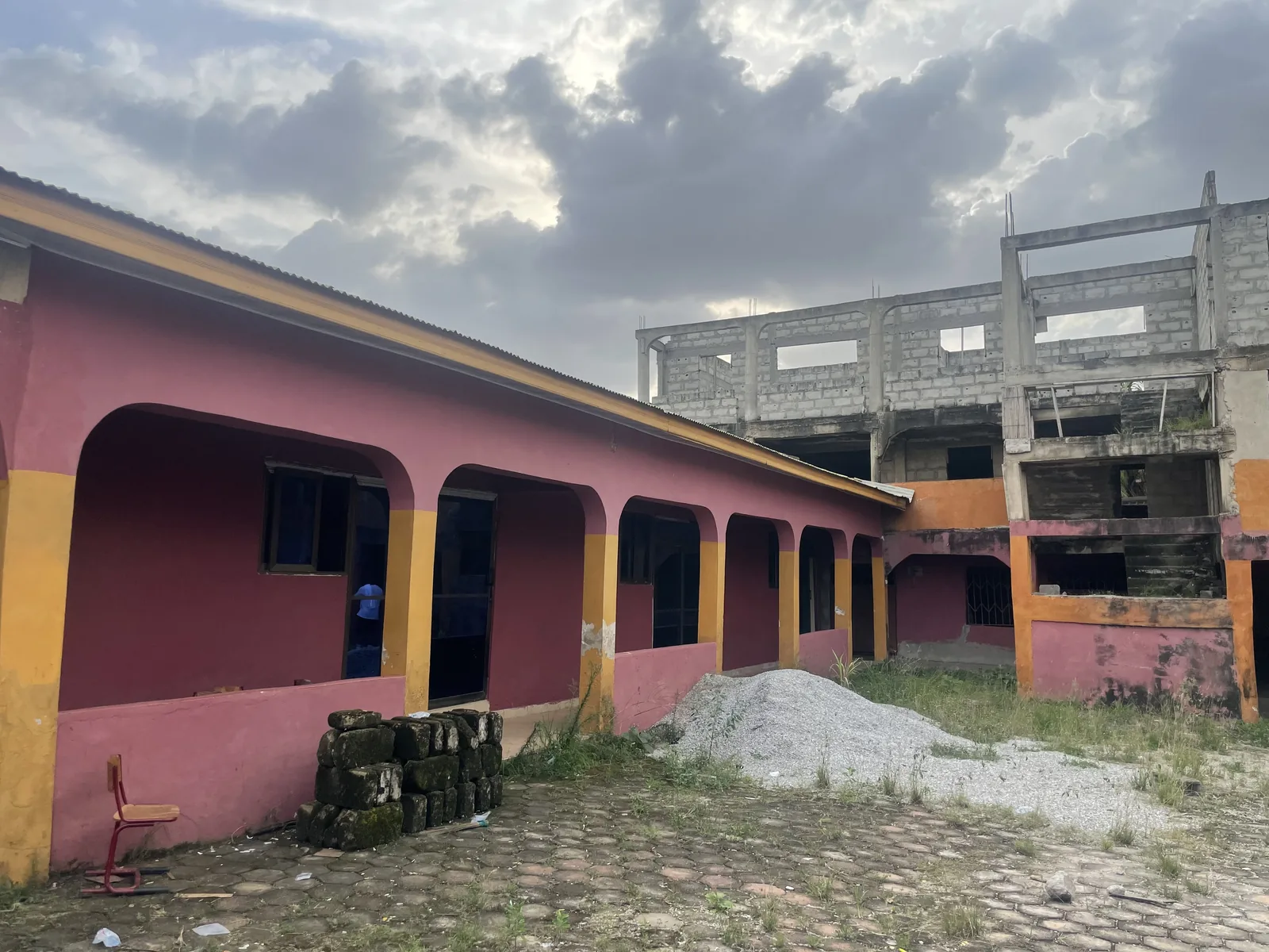 De school in Daban in casco: de muren en daken van de klaslokalen staan