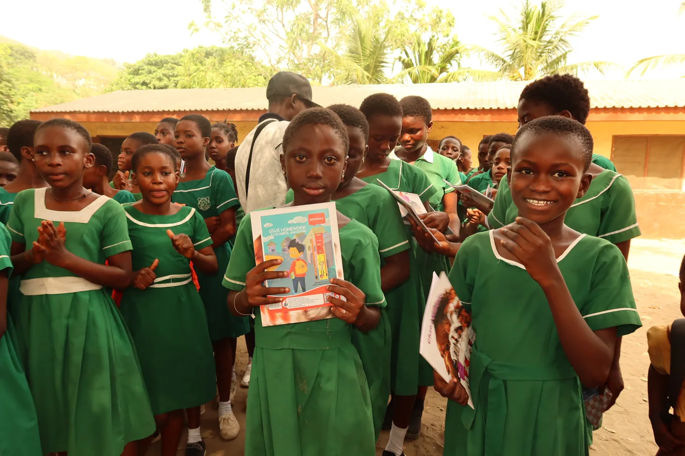 Kinderen bij het schoolproject in de Ashanti-regio, blij met nieuw lesmateriaal