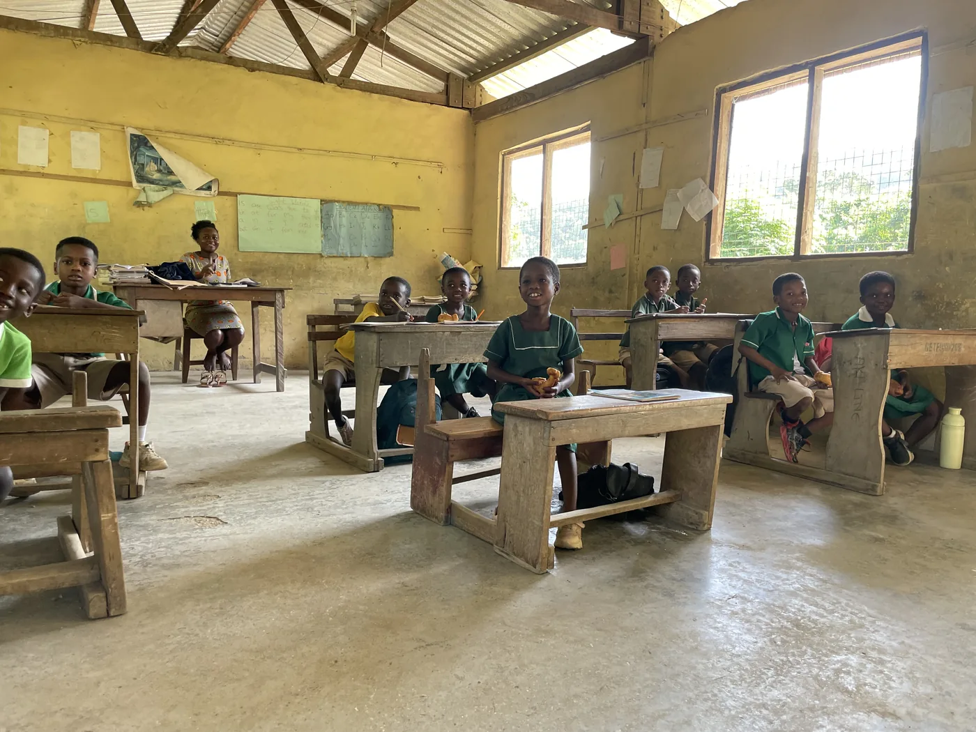 Kinderen aan het werk in een klaslokaal in de streek rond Kumasi